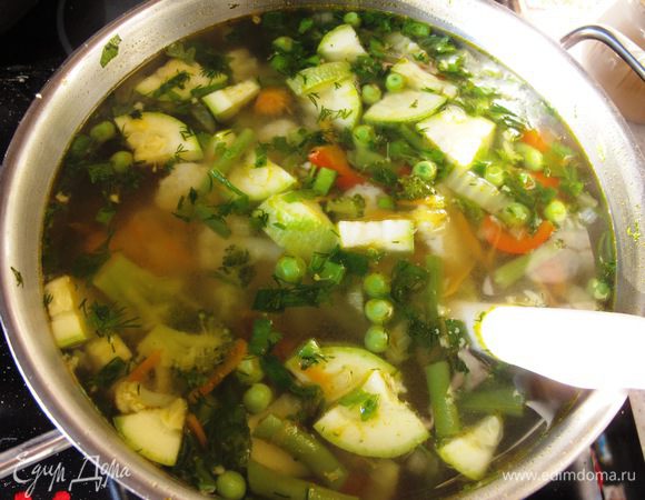 Положите в суп зеленый горошек и стручковую фасоль. Варите до готовности овощей минут 15.