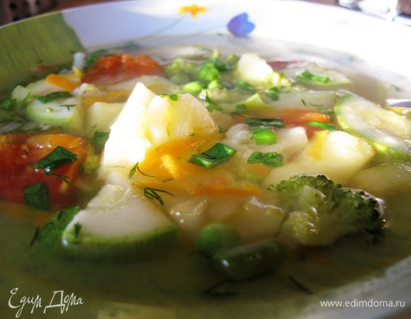 В конце приправьте измельченным чесноком, солью, перцем, укропом, петрушкой и зеленым луком. Приятного аппетита!