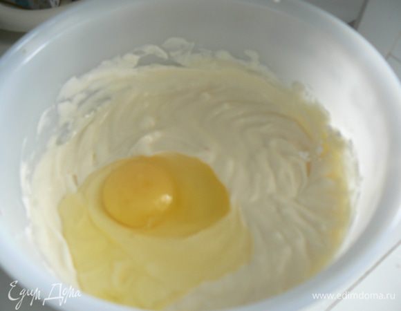 Добавьте сахарную пудру и яйцо, снова взбейте до однородного состояния. Затем добавьте апельсиновый сок и аккуратно перемешайте. 