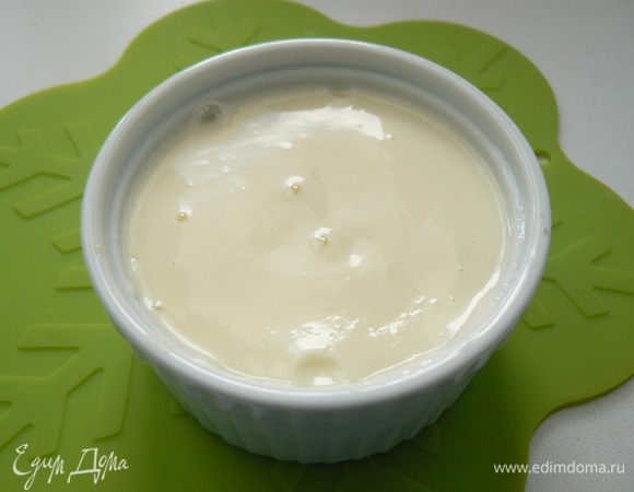 Вылейте в формочки.

Готовьте в микроволновке на мощности 700 Вт примерно 2-3 минуты. Когда центр только-только начнет пузыриться, вынимайте.(как раз видно небольшие пузырьки).Не перегрейте,а то получите творог!

