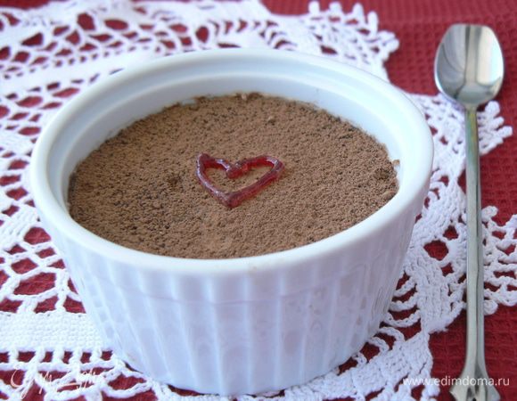 У готового чизкейка серединка должна колыхаться, но при охлаждении  она застынет. Дайте остыть до комнатной температуры, а затем уберите в холодильник на 1,5-2 часа до полного охлаждения.
Украсьте по желанию.
