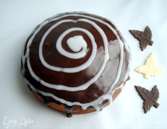 Выпекать кекс при 180*С около 50 минут. Готовый кекс 20-30 минут охлаждать в форме, а затем снять пергамент и переложить на решётку. Можно припудрить кекс сахарной пудрой, но красивее залить шоколадной глазурью. Для этого нужно разогреть сливки до кипения. В одной неполной ст.л. сливок растворить поломанный на кусочки белый шоколад, в оставшихся сливках- тёмный. Тёмной глазурью покрыть кекс, а белой нанести любой рисунок. Приятного чаепития!