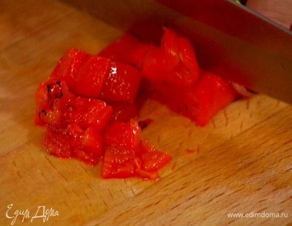 Сладкий перец запечь в духовке, затем удалить кожицу и нарезать мякоть небольшими кубиками.