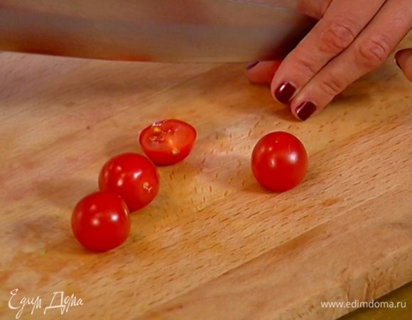 Помидоры черри разрезать на четвертинки.