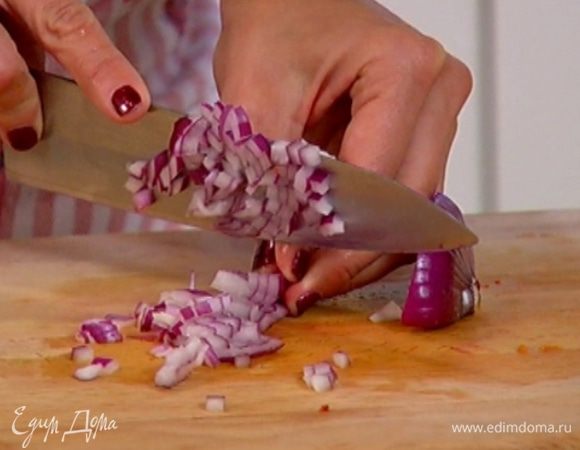Красный лук почистить и мелко порубить.
