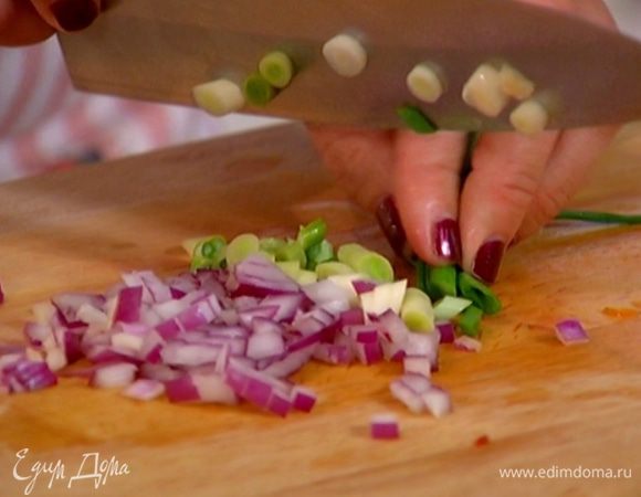 Зеленый лук порезать тонко наискосок.