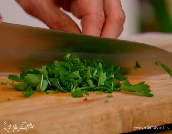 Петрушку мелко порубить.