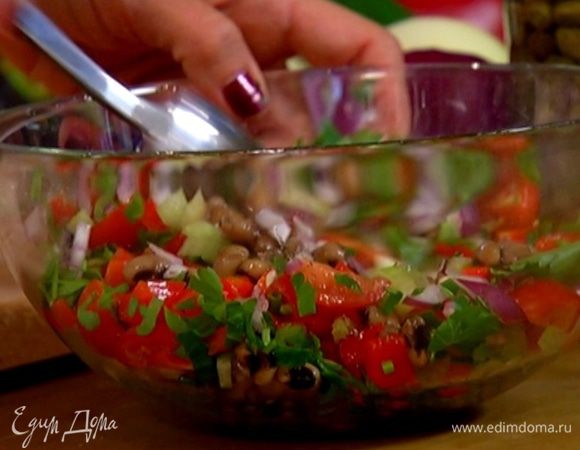 Готовую фасоль выложить в салатницу, добавить нарезанные овощи и зелень и все перемешать.