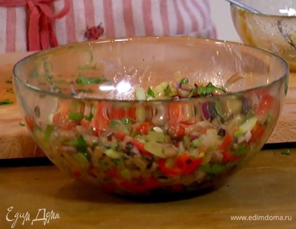 Полить салат горчичной заправкой, если нужно — посолить и поперчить.