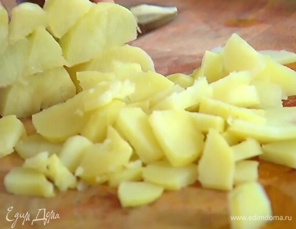 Картофель отварить в мундире до готовности, затем почистить и нарезать небольшими кубиками.