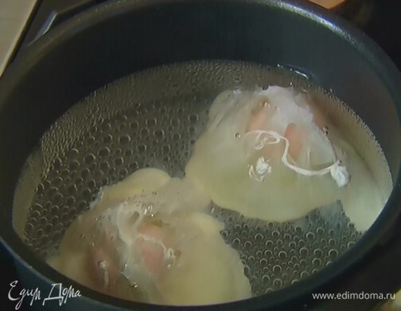 Вскипятить 500 мл воды, влить 1 ст. ложку уксуса и разбить яйца. Убавить огонь и варить 1–2 минуты, затем выложить яйца на бумажное полотенце. 