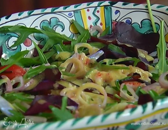 Раковые шейки выложить в салатницу, добавить картофель, помидоры, оливки, шалот, каперсы, салатный микс и замаринованный лук, посолить, поперчить, перемешать и полить заправкой. 