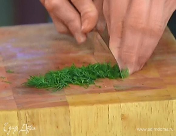 Укроп мелко порубить и посыпать салат.