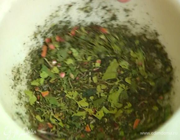 Звездочки бадьяна, каффир-лайм, базилик и кайенский перец растереть в ступке, затем всыпать five spice и сухой имбирь.