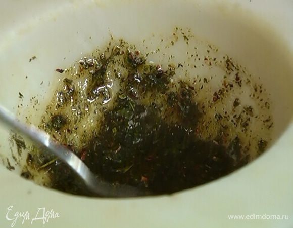 Добавить натертую цедру, влить сок лайма, соевый и рыбный соус, масло грецкого ореха и все перемешать. 