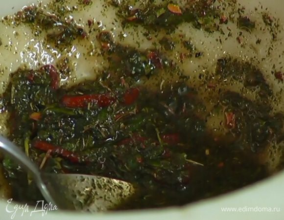 Перец чили вместе с семенами нарезать тонкими кольцами, добавить в заправку и еще раз перемешать.