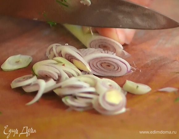 Белую часть лимонника нарезать тонкими пластинками.