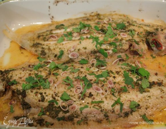 Посыпать готовую рыбу лимонником и кинзой.