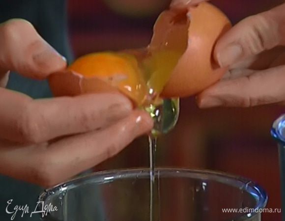 Белки отделить от желтков.