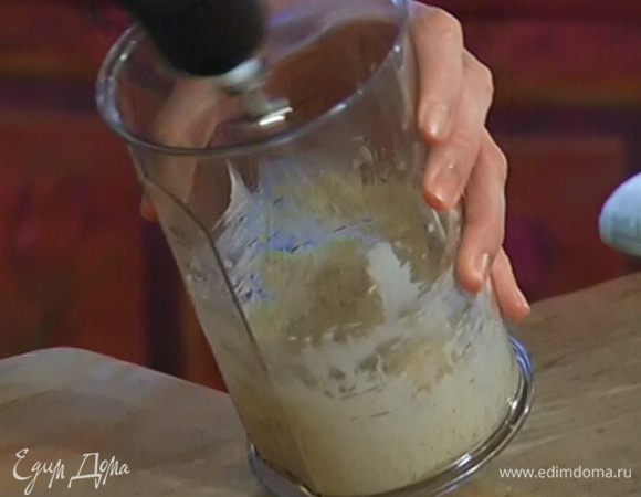 Соединить 100 г предварительно размягченного сливочного масла с сахаром и взбить миксером в светлую пышную массу. 