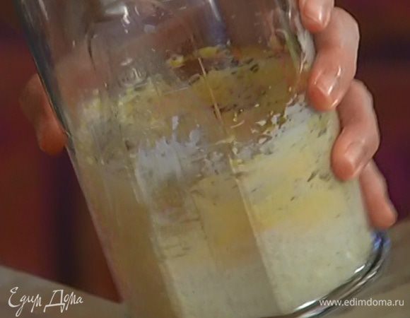 Не прекращая взбивать, добавить соль и по одному ввести желтки.