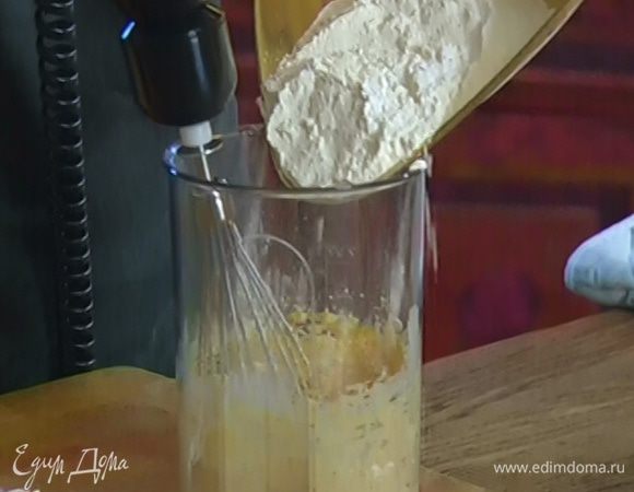 Продолжая взбивать, всыпать часть муки с разрыхлителем, влить молоко и еще немного взбить.