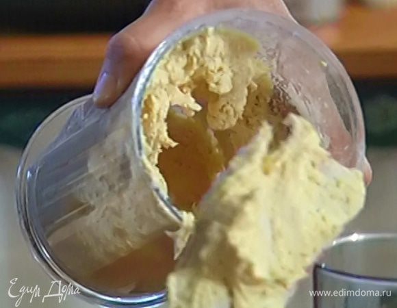 Добавить оставшуюся муку, влить ванильный экстракт и вымешать лопаткой.