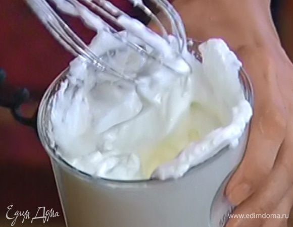 Не выключая миксера, добавить 1 ст. ложку сахарной пудры и влить уксус. Продолжая взбивать, всыпать оставшуюся пудру и взбить еще немного.