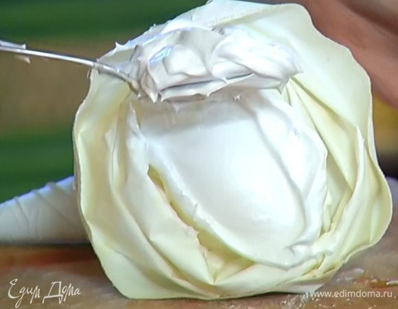 Выложить белковую массу в кондитерский мешок.