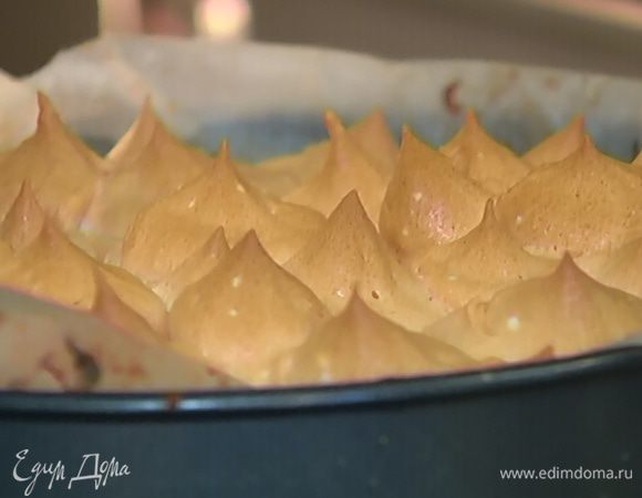 Понизить температуру в духовке до 180°С и поместить в нее корж еще на 25–30 минут.