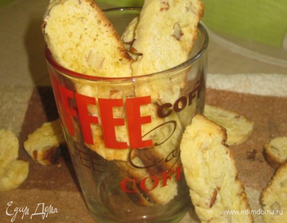 Переложите валик на разделочную доску. Ножом или ножом-пилкой нарежьте валик по диагонали на кусочки толщиной примерно 1 см и разместите их на противне. Выпекайте в течении 10-15 минут.
Дайте остыть в течении 5 минут, затем переложите на решётку для полного остывания.