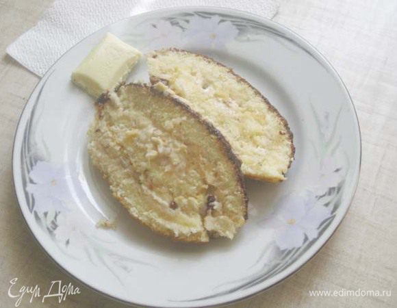 Сборка:
Выпеченный бисквит пропитать, выложить на него кранч, а затем смазать кремом и свернуть!