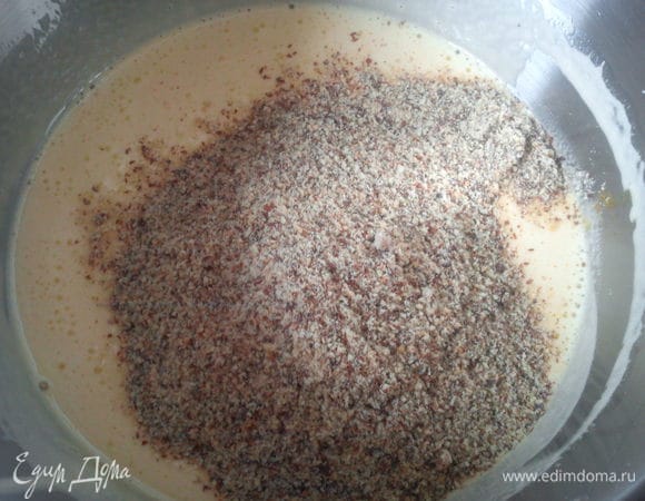 Всыпать 200 г миндаля и взбивать на высокой скорости 15 минут