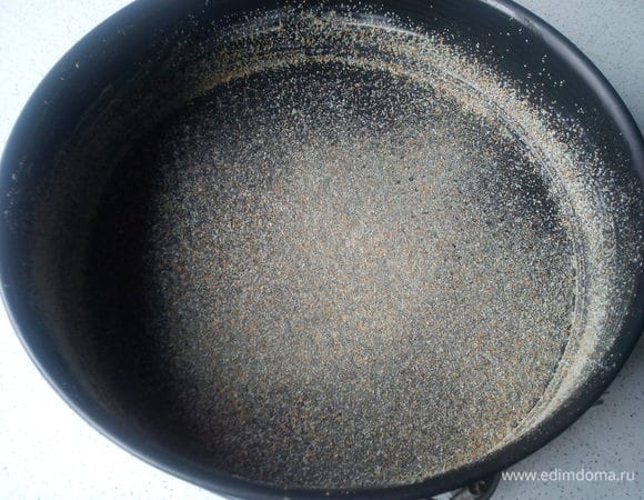 Разъемную форму 26 см смазать сливочным маслом и посыпать сухарями. 