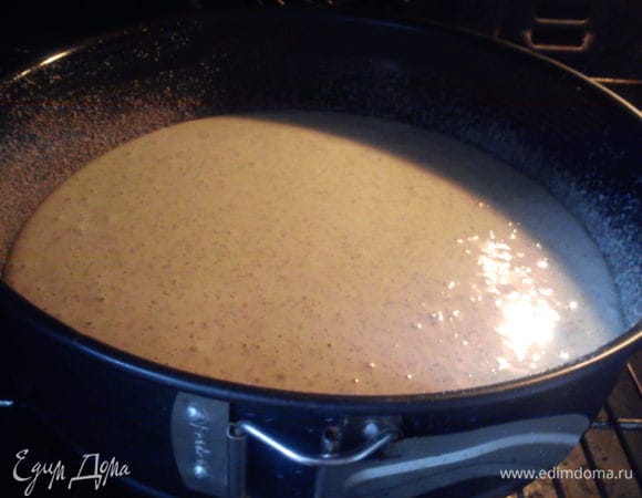 Влить половину теста и выпекать в духовке при 180 С 15 минут. Уменя 2 формы и я пекла 2 коржа одновременно. В это время приготовить вторую часть теста.