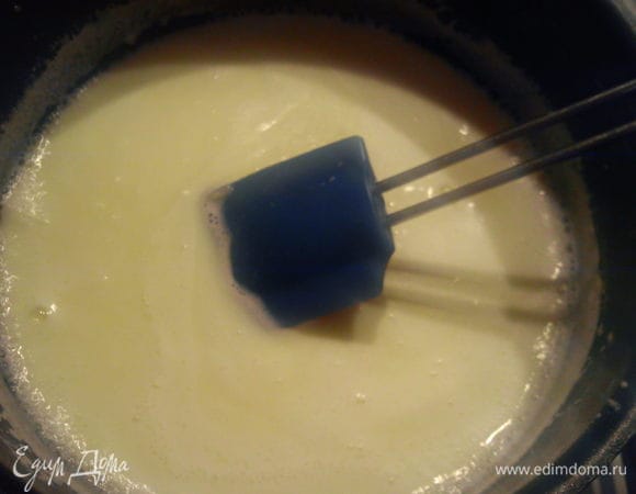 Пока коржи остывают, сварить крем. В сливки всыпать сахар, ваниль и варить на тихом огне 15 минут до загустения. 