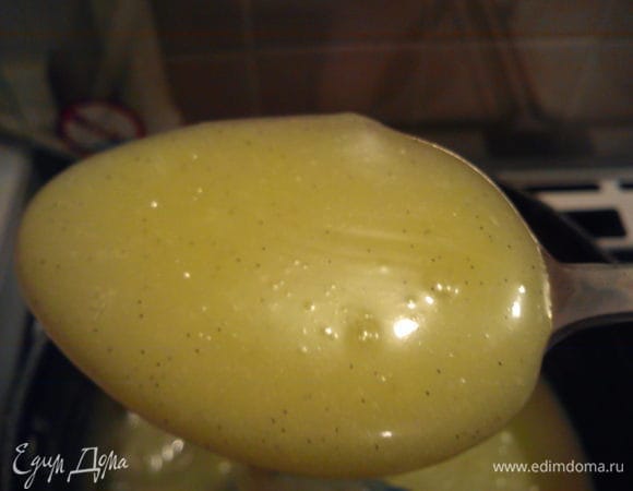 Должна получиться масса, по густоте похожая на сгущенное молоко. Остудить, периодически помешивая и взбить лопаточкой до гладкости.  Кстати, на крем рекомендую обратить внимание. С его помощью можно любой пирог превратить в шикарный торт!