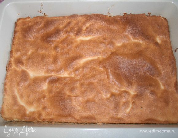 Готовый, остуженный бисквит уложить в прямоугольную форму. 