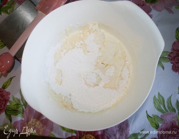 Готовим мусс: в миске смешать сыр сливки ,ваниль и сахарную пудру.