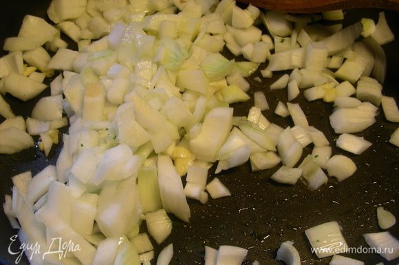 Лук и чеснок режем мелко и обжариваем несколько минут на оливковом масле.