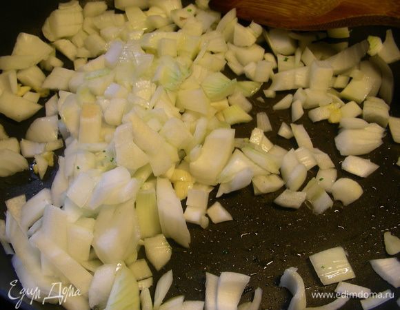 Лук и чеснок режем мелко и обжариваем несколько минут на оливковом масле.
