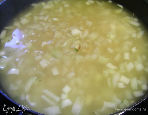 Вливаем вино и 850 мл бульона. Солим, перчим, доводим до кипения. Накрываем крышкой и запекаем ризотто в духовке 180 гр минут 15-20 до мягкости риса. (здесь у меня немного по-другому получилось: рис у меня был коричневый, он готовится подольше, и ризотто я начала готовить поздновато; поэтому я его запекала при 200 гр с конвекцией, у мення оно было готово через 25-30 минут). 
