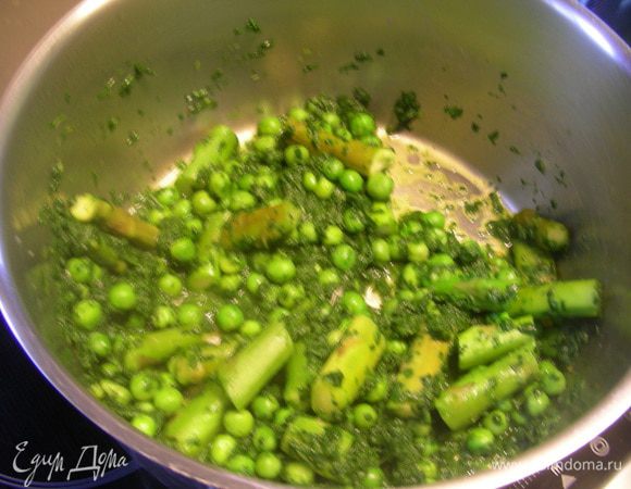 В сотейник выкладываем стебли спаржи (верхушки оставляем в стороне), шпинат, горошек и вливаем 100 мл бульона. Готовим минут 5 (или больше) до мягкости спаржи (мне понадобилось минут 10 - стебли были толстые).
