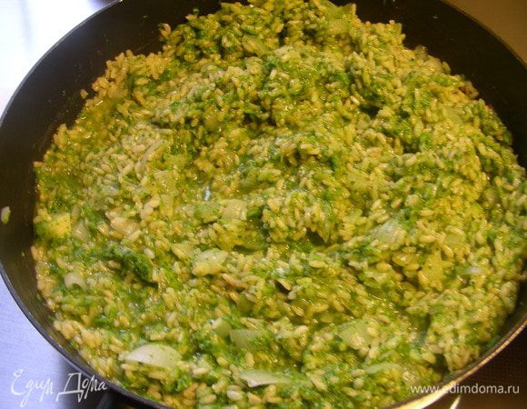 Вынимаем ризотто из духовки, вмешиваем в него овощное пюре.
