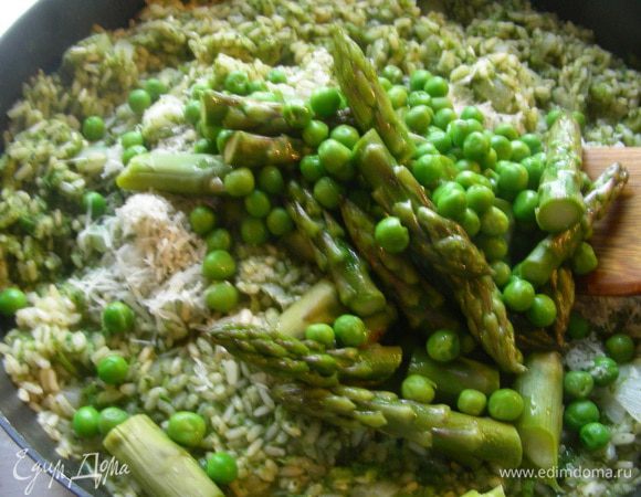 Затем овощи, пармезан и сливочное масло. При необходимости можно ризотто немного прогреть. 
