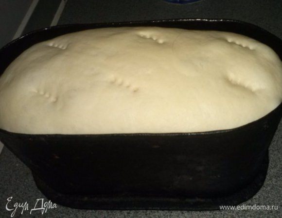 Как только тесто поднимется в форме- прокалываем его сверху вилкой,чтобы оно не выбежало.И сажаем, в заранее разогретую духовку до 150 -160 градусов.Выпекаем примерно 1 час.