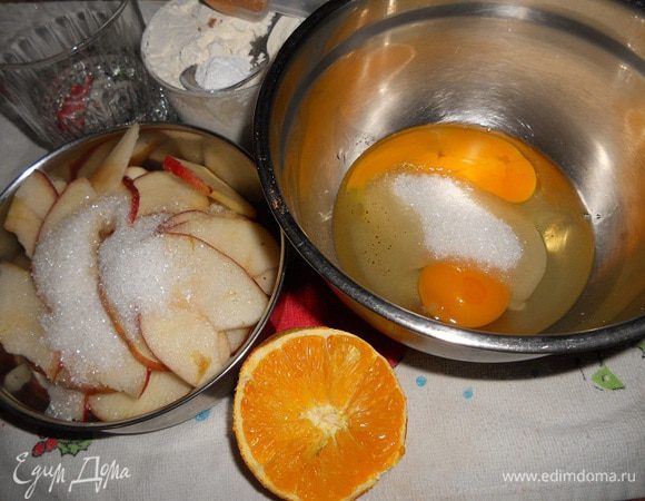 В мисочку вбить яйца, добавить сахар.