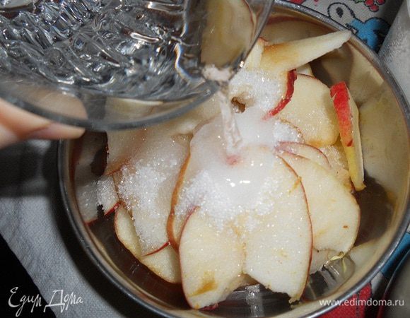 Яблоки нарезать дольками и полудольками, засыпать половиной сахара и добавить воду, проварить на среднем огне 5 минут.