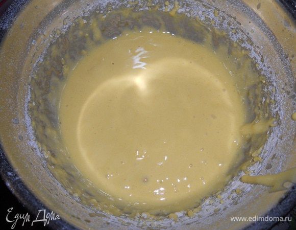 Яйца взбить с остальным сахаром, взбивать до загустения яичной массы, добавить сок половины апельсина, перемешать, добавить муку, просееную через сито,  и разрыхлитель, перемешать.