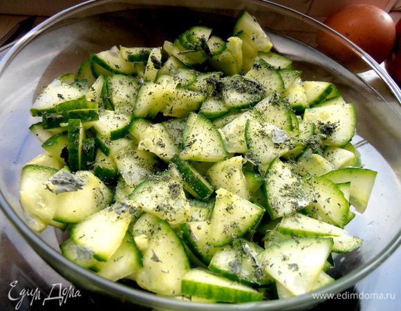 Выкладываем на дно салатника слой огурцов.